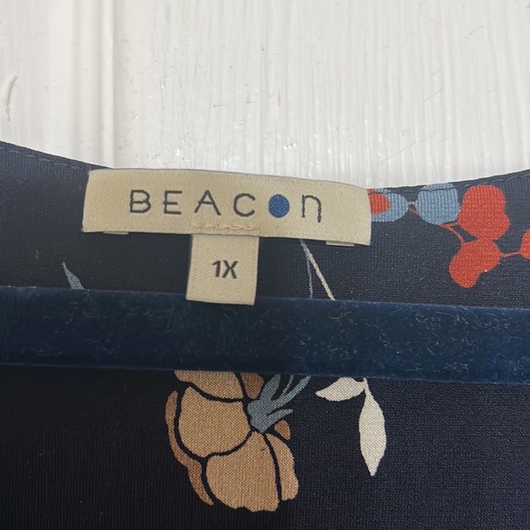 Navy floral top - Picture 2 of 5